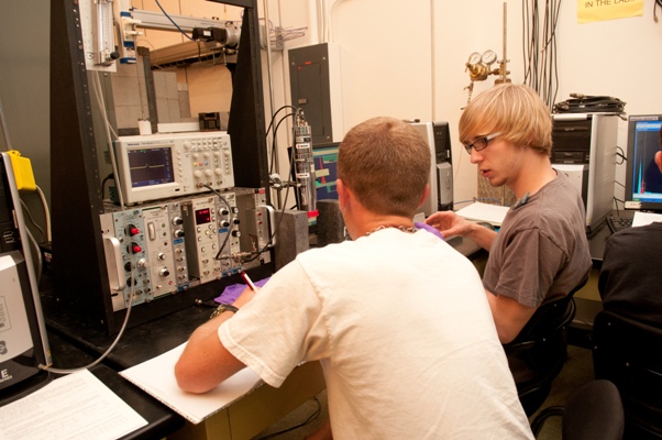 Students operate a NaI(Tl) scintillation detector in the RDIL.