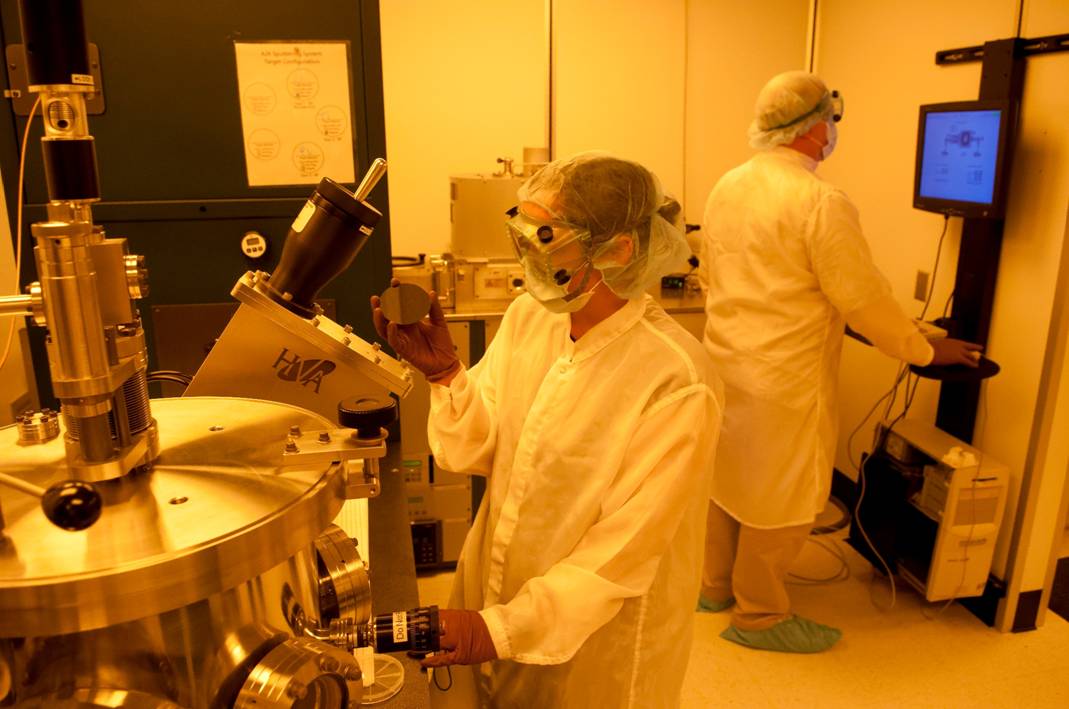 Students operate the DC/RF sputtering system and the ICP-RIE system in the vacuum systems bay. 